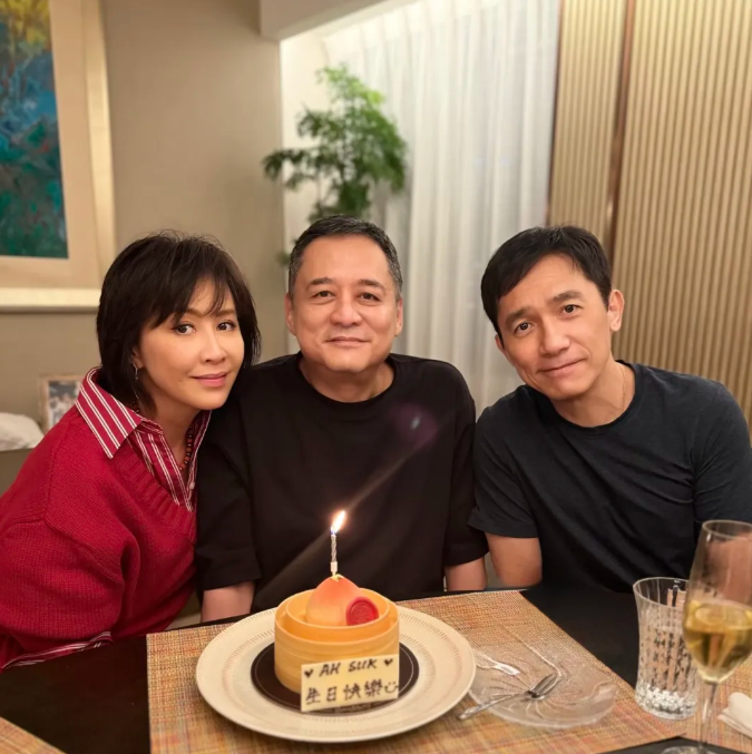 刘嘉玲、梁朝伟夫妇为张叔平庆生